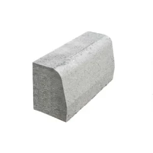 Kanstin beton 40x20, tipe yang paling sering dikirim rutin; jumlah tiap rit tetap dibatasi bobot meski bak masih terlihat lega.