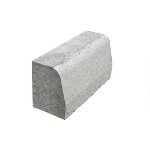 Permukaan kanstin beton yang padat; permukaan berpasir menandakan campuran atau pengeringan yang bermasalah.