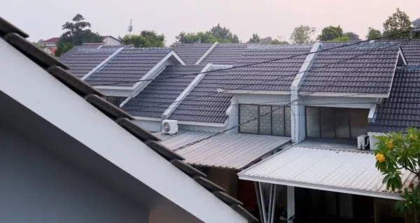 Deretan atap genteng beton abu-abu di kawasan perumahan