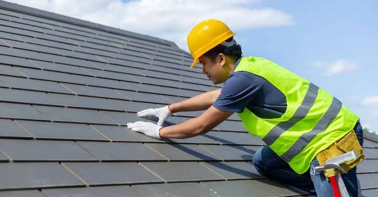 Rumah modern dengan atap genteng beton anti panas Pelita Emas Jaya di iklim tropis yang cerah, menonjolkan desain sejuk dan efisien.