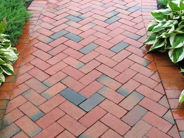 Teras taman dengan pemasangan paving block bata merah berpola anyaman tikar